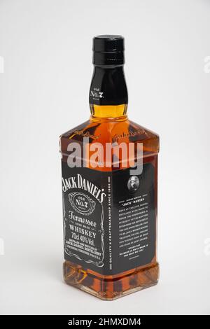 Riga, Lettonia - Febbraio 12,2022 : bottiglia di Jack Daniels. Jack Daniels è un marchio di Sour mash Tennessee whiskey . Con tracciato di ritaglio Foto Stock