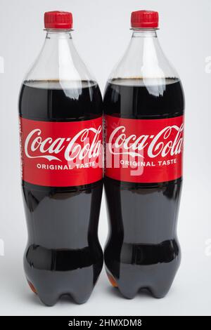 Riga, Lettonia Febbraio 12,2022:Foto di bottiglie di plastica Coca-Cola isolate su sfondo bianco con percorso di taglio Foto Stock