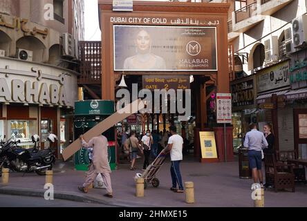 Persone che camminano oltre un cancello d'ingresso al suk d'oro di Dubai a Deira, negli Emirati Arabi Uniti. Data foto: Mercoledì 9 febbraio 2022. Foto Stock