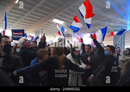 Saulieu, Francia. 12th Feb 2022. Raduno elettorale del candidato presidenziale di estrema destra Eric Zemmour a Saulieu, Borgogna, Bourgogne, Francia il 12 febbraio 2022. Al raduno hanno partecipato 3500 persone la sicurezza è stata rigorosa, alla luce dei molti trattamenti di morte Zemmour ha ricevuto centinaia di polizia, la maggior parte in pieno equipaggiamento sono stati presenti. Qui è stata una controdimostrazione, da parte dei comunisti e partiti di sinistra, che ha definito il candidato presidenziale un fascista. Nessun confronto importante a causa della presenza di una grande polizia. (Foto di Teun Voeten/Sipa USA) Credit: Sipa USA/Alamy Live News Foto Stock