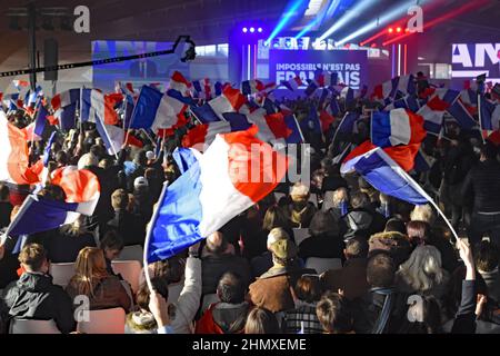 Saulieu, Francia. 12th Feb 2022. Raduno elettorale del candidato presidenziale di estrema destra Eric Zemmour a Saulieu, Borgogna, Bourgogne, Francia il 12 febbraio 2022. Al raduno hanno partecipato 3500 persone la sicurezza è stata rigorosa, alla luce dei molti trattamenti di morte Zemmour ha ricevuto centinaia di polizia, la maggior parte in pieno equipaggiamento sono stati presenti. Qui è stata una controdimostrazione, da parte dei comunisti e partiti di sinistra, che ha definito il candidato presidenziale un fascista. Nessun confronto importante a causa della presenza di una grande polizia. (Foto di Teun Voeten/Sipa USA) Credit: Sipa USA/Alamy Live News Foto Stock