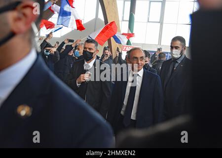 Saulieu, Francia. 12th Feb 2022. Raduno elettorale del candidato presidenziale di estrema destra Eric Zemmour a Saulieu, Borgogna, Bourgogne, Francia il 12 febbraio 2022. Al raduno hanno partecipato 3500 persone la sicurezza è stata rigorosa, alla luce dei molti trattamenti di morte Zemmour ha ricevuto centinaia di polizia, la maggior parte in pieno equipaggiamento sono stati presenti. Qui è stata una controdimostrazione, da parte dei comunisti e partiti di sinistra, che ha definito il candidato presidenziale un fascista. Nessun confronto importante a causa della presenza di una grande polizia. (Foto di Teun Voeten/Sipa USA) Credit: Sipa USA/Alamy Live News Foto Stock