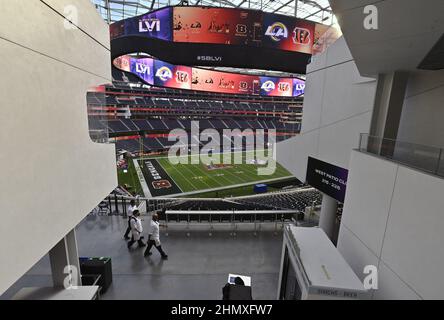 Inglewood, Stati Uniti. 12th Feb 2022. I lavoratori si preparano all'ultimo minuto al campo SoFi Stadium per il Super Bowl LVI di domenica a Inglewood, California, sabato 12 febbraio 2022. Foto di Jim Ruymen/UPI Credit: UPI/Alamy Live News Foto Stock