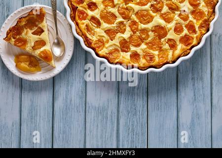 Torta di ciliegia e prugna appetitosa in un piatto da forno e su un piatto da dessert Foto Stock