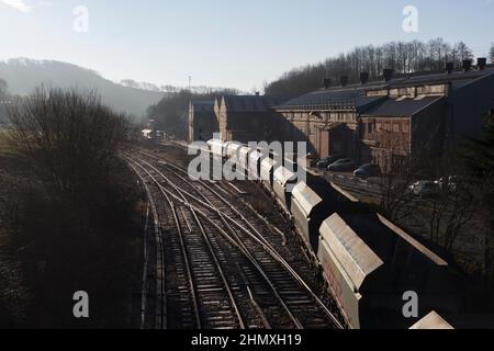 Treno aggregato Freightliner che arriva alla cava di Tunstead nel distretto di picco con carri da caricare con aggregati Foto Stock