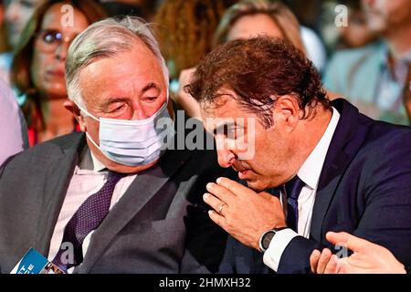 Christian Jacob, presidente del partito francese di destra Les Republicains (LR) con il presidente del senato francese Gerard Larcher durante l'anno ' Foto Stock