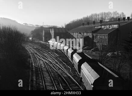 Treno aggregato Freightliner che arriva alla cava di Tunstead nel distretto di picco con carri da caricare con aggregati Foto Stock