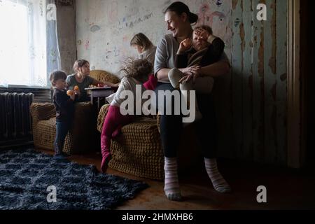 Gornyak, Ucraina. 09th Feb 2022. Il 9 febbraio 2022, Igor ed Eugenia, genitori di 5 bambini di età inferiore ai 8 anni, vivono a circa 10 miglia dalle linee di Donetsk a Gornyak, Ucraina. La famiglia lotta per trovare abbastanza lavoro per cibo e bollette e rimane preoccupata quando le forze militari russe si mobilitano sul confine ucraino. (Foto di Michael Nigro/Sipa USA) Credit: Sipa USA/Alamy Live News Foto Stock