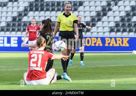 Friburgo, Germania. 12th Feb 2022. Friburgo, Germania, febbraio 12th 2022 Recheree Nadine Westerhoff durante la partita di flyeralarm Frauen Bundesliga tra SC Friburgo e FC Bayern Monaco a Dreisamstadion, Friburgo. Sven Beyrich/SPP Credit: SPP Sport Press Photo. /Alamy Live News Foto Stock