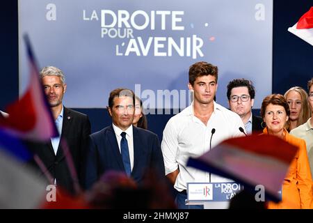 Guilhem Carayon, presidente di 'Les Jeunes Republicains', membro del partito francese di destra Les Republicains (LR), con Christian Jacob, presidente di t Foto Stock