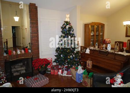 Albero di natale con presenta Foto Stock