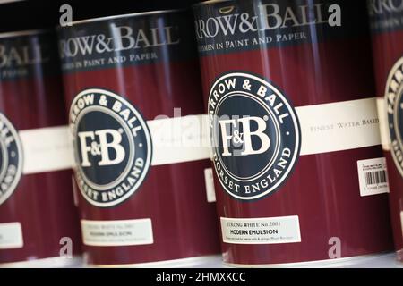 La vernice Farrow and Ball è raffigurata su uno scaffale di un negozio a Londra, Regno Unito. Foto Stock