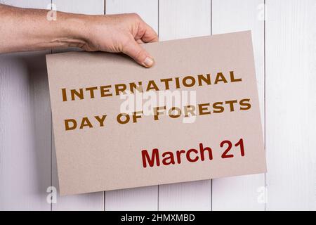 Un segno che celebra la Giornata Internazionale delle foreste delle Nazioni Unite del 21 marzo. Foto Stock