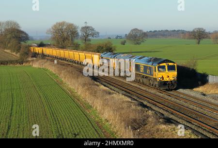 GB Railnight locomotive diesel che trasportano un treno merci a Staffordshire, Regno Unito. Foto Stock