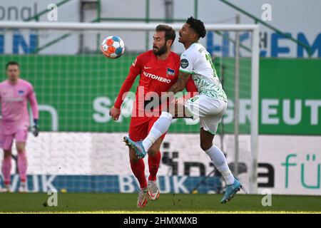 Fuerth. 12th Feb 2022. Lucas TOUSART (Hertha BSC), azione, duelli contro Jeremy DUDZIAK (Fuerth). Calcio 1st Bundesliga stagione 2021/2022, 22nd matchday, matchday22, Greuther Furth - Hertha BSC 2-1, il 12th febbraio 2022, Sportpark Ronhof Thomas Sommer a Fuerth. Credit: dpa/Alamy Live News Foto Stock