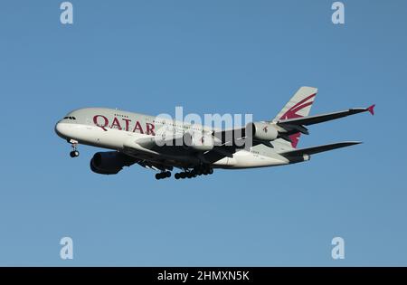 Qatar Airways Airbus A380, in avvicinamento all'aeroporto di Heathrow, Londra, Regno Unito, nel mese di gennaio, 2022. Foto Stock