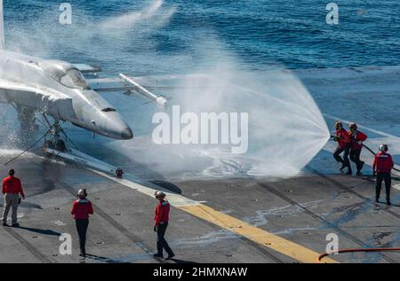 220211-N-XK462-1063 OCEANO PACIFICO (DAL 11, 2022) i marinai partecipano ad una trivella antincendio sul ponte di volo della portaerei USS Nimitz (CVN 68). Nimitz sta attualmente conducendo operazioni di routine. (STATI UNITI Foto della Marina di Seaman Hannah Kantner, specialista della comunicazione di massa) Foto Stock