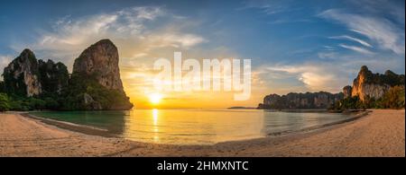 Isole tropicali vista del tramonto con mare oceano e spiaggia di sabbia a Railay Beach, Krabi Thailandia paesaggio naturale panorama Foto Stock
