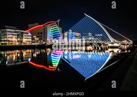 Il futuristico e illuminato Samuel Beckett Bridge attraverso il fiume Liffey a Dublino, in Irlanda, è visto accanto al Convention Center di Dublino, a Dubli Foto Stock