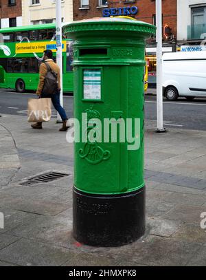 Un tradizionale box a colonne di uffici postali dipinto di verde su Dame St a Dublino, Irlanda, risalente al regno del re britannico Edoardo VII (1901-10). Segue Foto Stock