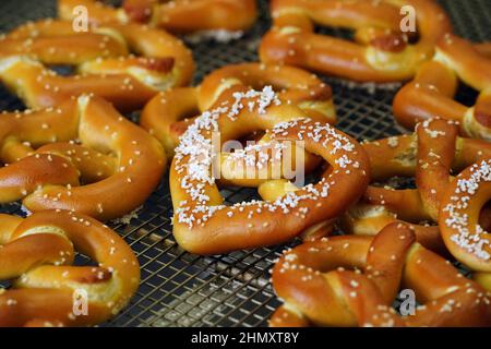 St. Louis, Stati Uniti. 12th Feb 2022. I pretzel caldi a forma di cuore aspettano di essere venduti per la Giornata di San Valentino al Pretzel di Gus a St. Louis sabato 12 febbraio 2022. Foto di Bill Greenblatt/UPI Credit: UPI/Alamy Live News Foto Stock