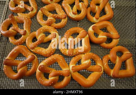 St. Louis, Stati Uniti. 12th Feb 2022. I pretzel caldi a forma di cuore aspettano di essere venduti per la Giornata di San Valentino al Pretzel di Gus a St. Louis sabato 12 febbraio 2022. Foto di Bill Greenblatt/UPI Credit: UPI/Alamy Live News Foto Stock