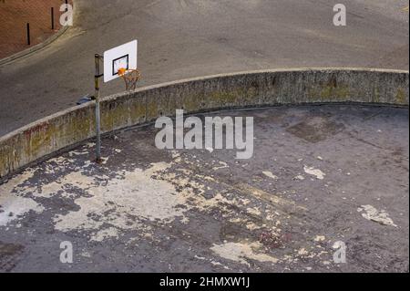 Campo da baskteball vuoto in un'area suburbana fuori Lisbona Foto Stock