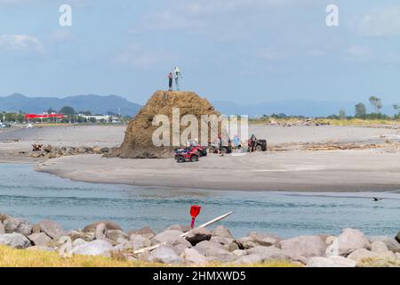 Whakatane Nuova Zelanda - gennaio 30 2022; i quad del gruppo si riuniscono alla base della statua di Wairake o della Lady on the Rock a Whakatane Heads, commissionato J Foto Stock