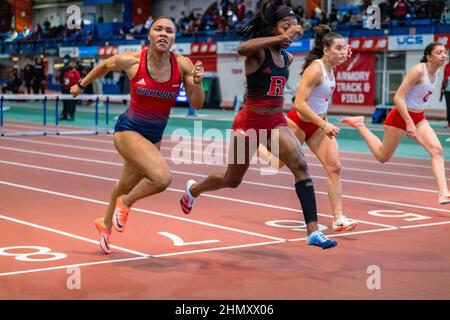 New York, New York, Stati Uniti. 12th Feb 2022. KAMRYN ROSS di, Università di Richmond, a sinistra è schiacciato dal primo posto da Rutgers ICISYS SADLER durante le finali del college di 60 metri delle donne alla pista dell'Armory a New York. Sadler ha vinto la gara su 8,44 (Credit Image: © Brian Branch Price/ZUMA Press Wire) Foto Stock