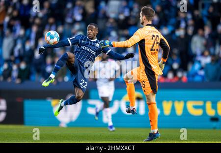 Christopher Antwi-Adjei (Bochum). Torwart Sven Ulreich (Muenchen) VfL Bochum - FC Bayern München 12.02.2022, Fussball; Bundesliga, Saison 2021/22 fot Foto Stock