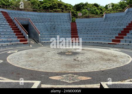 Tappa abbandonata per lo spettacolo di danza al Tempio di Uluwatu di Bali. Preso gennaio 2022. Foto Stock