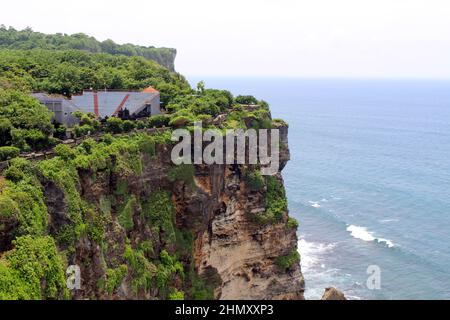 Palcoscenico vuoto per lo spettacolo di danza al Tempio di Uluwatu di Bali. Preso gennaio 2022. Foto Stock