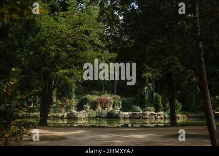 Bellissimo parco verde nella soleggiata giornata estiva Foto Stock