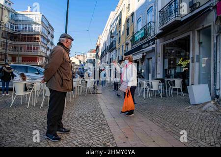 Lisbona, Portogallo. 7th Feb 2022. La gente svolge attività nei dintorni del quartiere storico di Grála, .Portugal. I documenti ufficiali del Portogallo comprendono un totale di 2.915.971 casi confermati di COVID-19 e 20.222 decessi dall'inizio della pandemia. (Credit Image: © Jorge Castellanos/SOPA Images via ZUMA Press Wire) Foto Stock