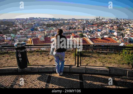 Lisbona, Portogallo. 7th Feb 2022. Una persona è vista su una delle ringhiere della Nossa Senhora de Monte belvedere nel quartiere storico di Graza. I documenti ufficiali del Portogallo comprendono un totale di 2.915.971 casi confermati di COVID-19 e 20.222 decessi dall'inizio della pandemia. (Credit Image: © Jorge Castellanos/SOPA Images via ZUMA Press Wire) Foto Stock