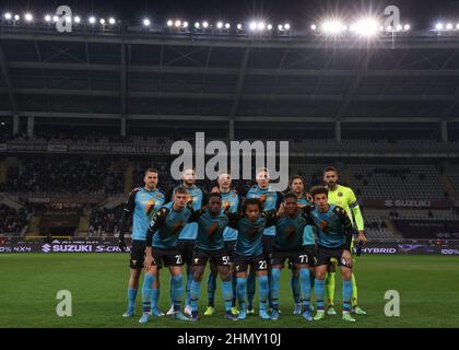 Torino, 12th febbraio 2022. La Venezia FC a partire da undici si allinea per una foto di squadra prima del calcio di inizio, di ritorno ( da L a R ); Domen Crnigoj, Thomas Henry, Mattia Caldara, Marco Modolo, Mattia Aramu e Luca Lezzerini, prima fila ( da L a R ); Michael Cuisance, Ridgeciano HAPS, Gianluca Busio, Davide Okereke ed Ethan Ampadu, nella serie A allo Stadio Grande Torino. Il credito d'immagine dovrebbe essere: Jonathan Moscrop / Sportimage Foto Stock