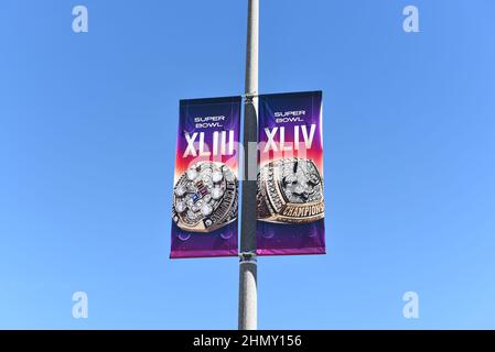 INGLEWOOD, CALIFORNIA - 12 FEB 2022: Banner pubblicitari sul Super Bowl al Sof Fi Stadium. Foto Stock