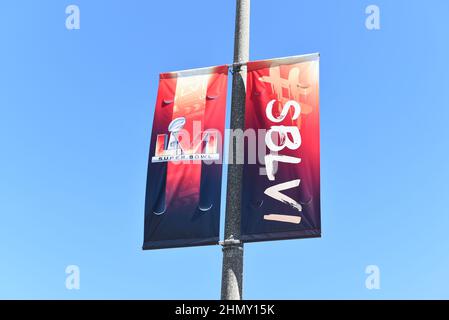 INGLEWOOD, CALIFORNIA - 12 FEB 2022: Banner pubblicitari sul Super Bowl al Sof Fi Stadium. Foto Stock