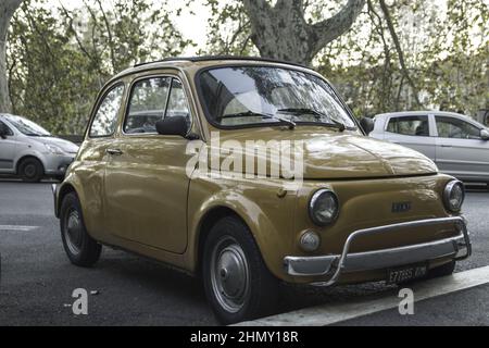 Foto di una classica auto italiana, tipica Fiat 500 Foto Stock