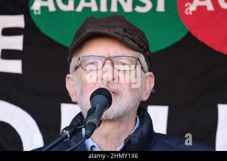 London, UK, 12th Feb, 2022. L'ex leader laburista Jeremy Corbyn si rivolge alla folla per una protesta coordinata dal gruppo anti-austerità - l'Assemblea popolare e i sindacati tenuti in Piazza del Parlamento, evidenziando il costo della vita in crisi, in quanto i contributi previdenziali nazionali sono destinati ad aumentare in aprile e i prezzi dell'energia sono alle stelle, gettare i più poveri della società nella povertà. Credit: Undicesima ora Fotografia/Alamy Live News Foto Stock