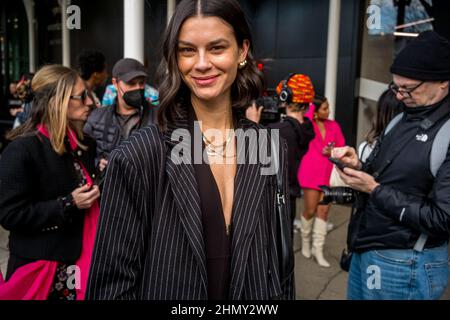 New York, New York, Stati Uniti. 12th Feb 2022. UNA GRAZIA modello MCGOVERN, 27 di Londra, Inghilterra pone per le immagini mentre aspettano in linea per partecipare ad uno spettacolo agli studi di primavera a New York Fashion Week a New York all'inizio della settimana di Moda. McGovern si è trasferito negli Stati Uniti lo scorso gennaio. (Credit Image: © Brian Branch Price/ZUMA Press Wire) Foto Stock