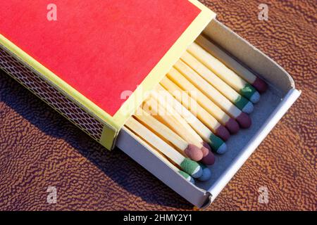 Matchbook rosso e giallo parzialmente aperto con fiammiferi Peeking out - perfetto per l'illuminazione di un fuoco o candela Foto Stock