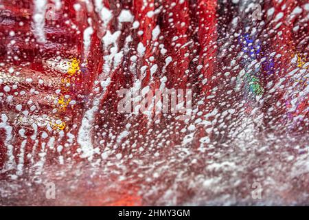 Vista astratta attraverso il parabrezza del lavaggio automatico. (STATI UNITI) Foto Stock