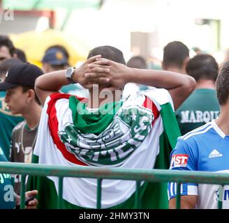 San Paolo, Brasile. 12th Feb 2022. I tifosi di Palmeiras si riuniscono fuori dallo stadio per assistere alla finale della Coppa del mondo del Club 2021 che alla fine è stata vinta da Chelsea 2-1 dopo il tempo extra FERNANDO ROBERTO/SPP Credit: SPP Sport Press Photo. /Alamy Live News Foto Stock