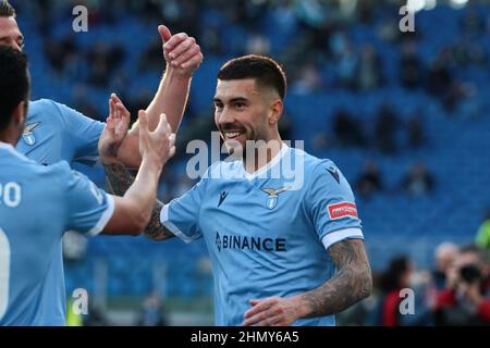 Roma, Roma, Italia. 12th Feb 2022. Mattia Zaccagni della SS LAZIO festeggiamenti di traguardo durante la Serie Italiana Una partita di calcio 2021/22 tra S.S. Lazio e Bologna FC all'Olimpico Stadium di Roma, Italia, il 12th febbraio 2022 (Credit Image: © Raffaele conti/Pacific Press via ZUMA Press Wire) Foto Stock