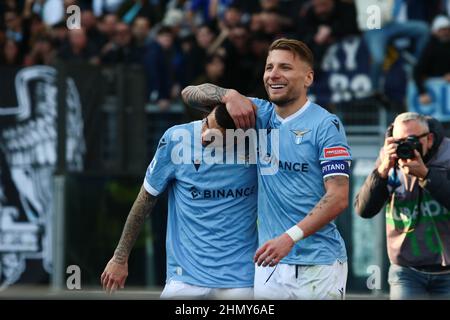 Roma, Roma, Italia. 12th Feb 2022. Mattia Zaccagni della SS LAZIO festeggiamenti di traguardo durante la Serie Italiana Una partita di calcio 2021/22 tra S.S. Lazio e Bologna FC all'Olimpico Stadium di Roma, Italia, il 12th febbraio 2022 (Credit Image: © Raffaele conti/Pacific Press via ZUMA Press Wire) Foto Stock