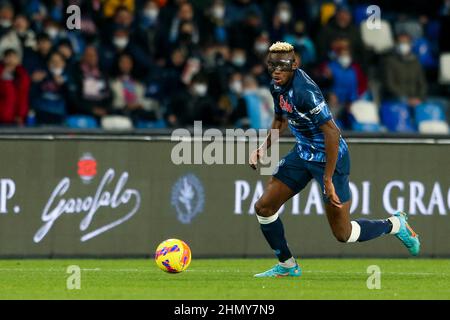 Victor Osimhen, l'attaccante nigeriano di SSC Napoli, controlla la palla durante la serie A di partite di calcio tra SSC Napoli e Inter. Napoli Inter Draw 1-1. Foto Stock