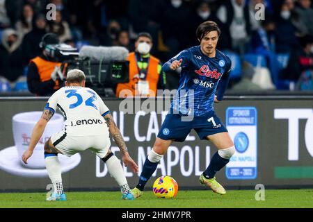 Il difensore italiano di Inter Federico Dimarco sfida per la palla con Eljif Elmas durante la Serie A partita di calcio tra SSC Napoli e Inter. Napoli Inter Draw 1-1. Foto Stock