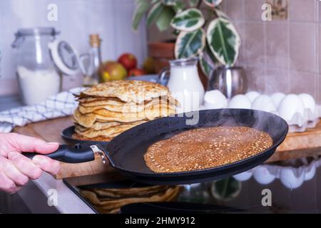 Casalinga donna frittelle pancake per la prima colazione. Foto Stock