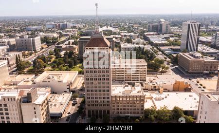 Vista aerea diurna dello storico quartiere del centro di Fresno, California, USA. Foto Stock